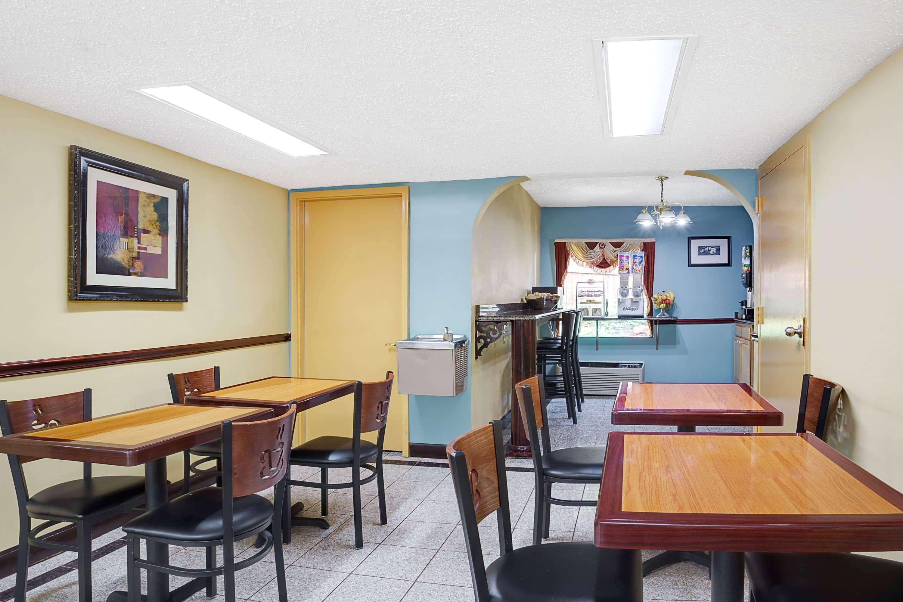 Super 8 By Wyndham Forest Park Exterior photo