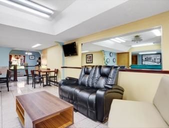 Super 8 By Wyndham Forest Park Interior photo